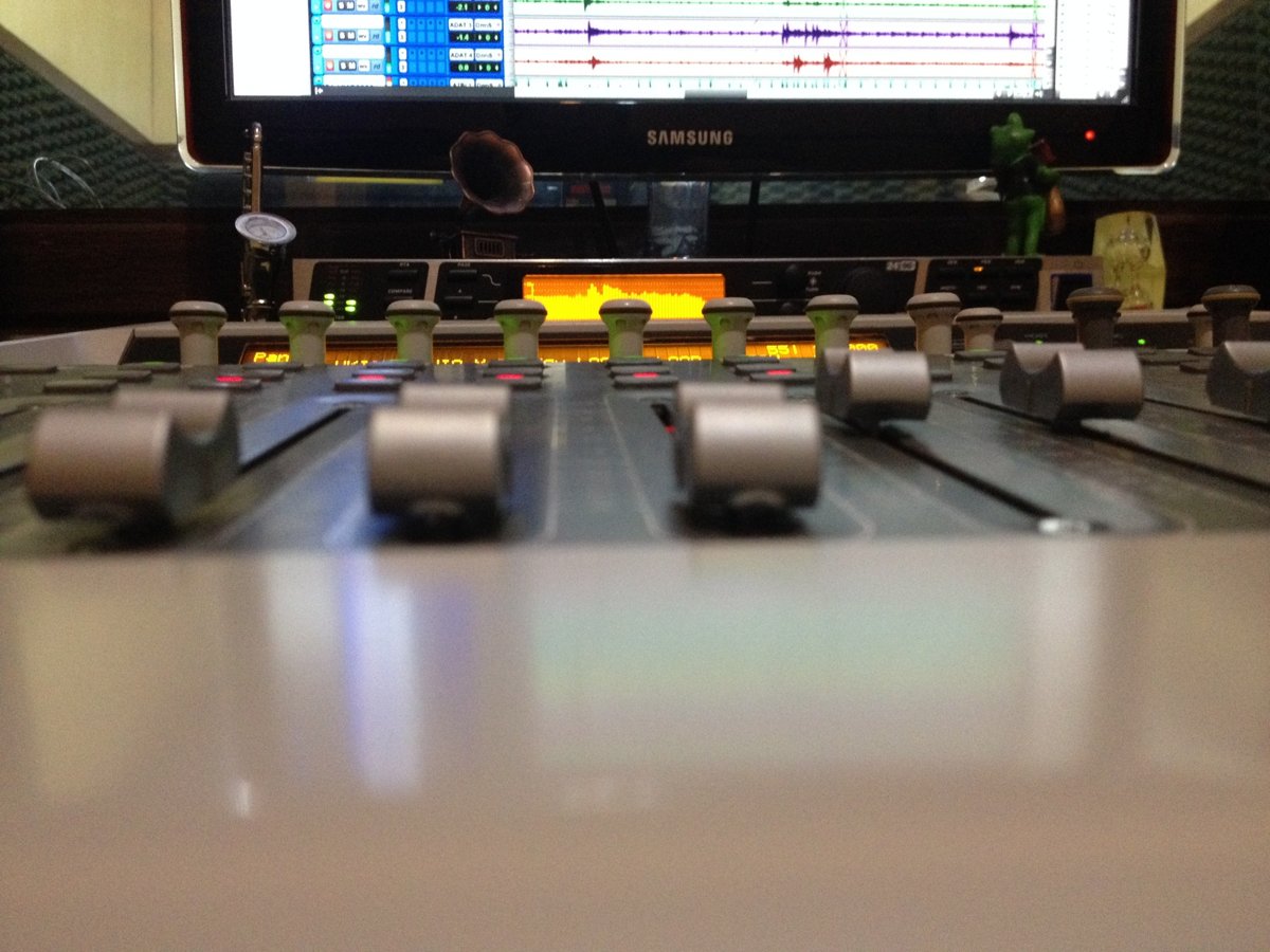 Na mesa de mixagem